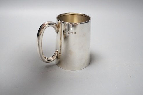 A George VI plain silver mug, Birmingham, 1937, 93mm, 7oz.